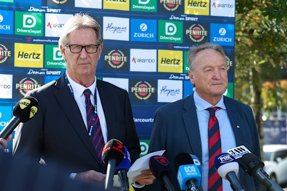 O presidente de Melbourne, Steven Smith, e o CEO interino, Brian Cook, falaram à mídia na quarta-feira, um dia após a saída de Paul Guerra.