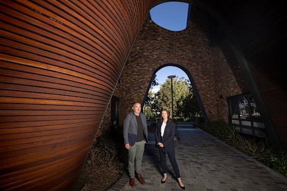 কনরাড জনস্টন এবং কির্বি রিস অ্যাপার্টমেন্টগুলিতে তাদের রায় প্রদান করে।