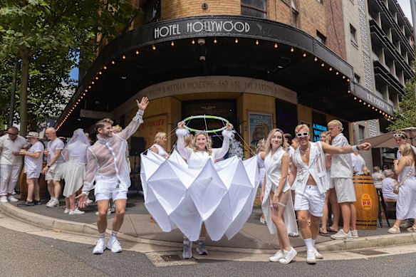Los invitados a la boda de la pareja vestían todos de blanco. 