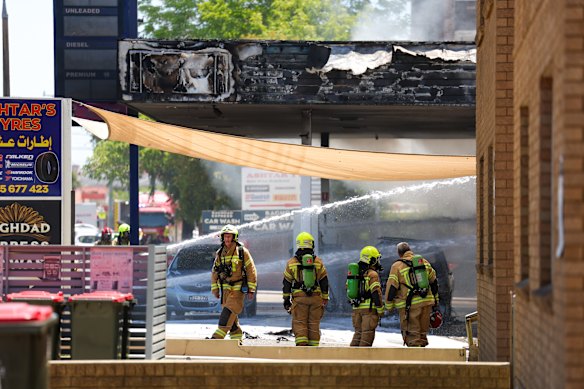 Los bomberos combaten el incendio en Fairfield.