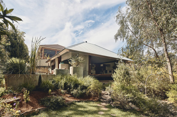 A small house, settled among a garden planted with only West Australian species