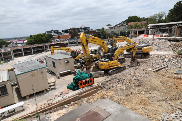 Demolition of the old Balmain Leagues Club on Victoria Road
