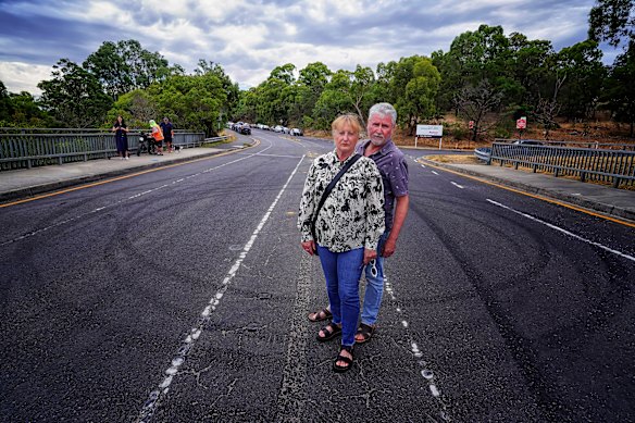 Os moradores de Kew, Char Weeks (à esquerda) e Egon Leopold Seder, ficam acordados com perseguidores no Yarra Boulevard.