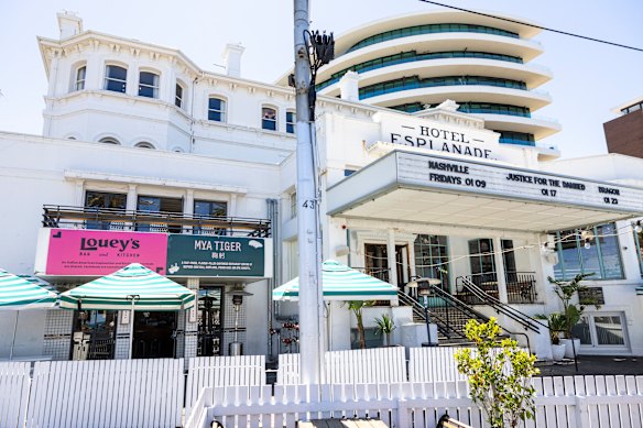 O St Kilda's Espy removeu as panelas de sua lista e, em vez disso, serve escunas e cervejas.