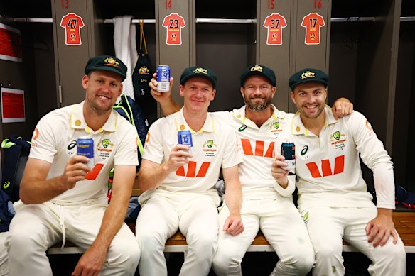 Beau Webster, Brendan Doggett, Michael Neser y Josh Inglis celebran en los camerinos.