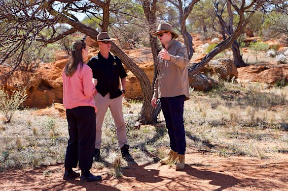 Detective Sergeant Peter Sloan and Detective Sergeant Simon Bowen from cold case investigations speak with 9News Perth at Ray, Jennie and Graham’s campsite in the Goldfields.