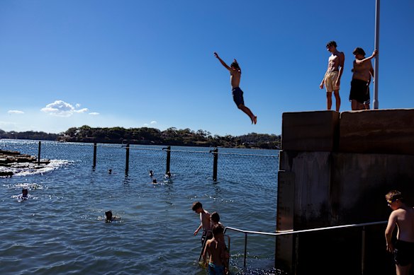 As pessoas nadam em Marrinawi Cove no início deste mês. 