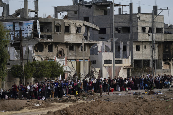 Palestinians flee to the southern Gaza Strip, on the outskirts of Gaza City, during the ongoing Israeli bombardment.