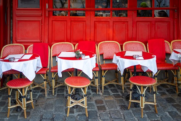 In Paris, the chairs at cafes mostly face outwards. 