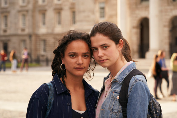 Sasha Lane (Bobbi) and Alison Oliver (Frances) are college students and former lovers in Conversations with Friends.