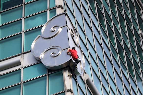 Honnold não é o primeiro alpinista a subir o arranha-céu, mas é o primeiro a fazê-lo sem corda.