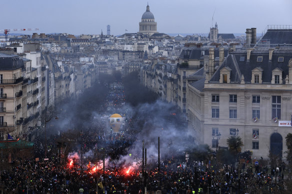Protestocular, Paris'teki bir gösteri sırasında arka planda Pantheon anıtı ile birlikte yürüyor. 