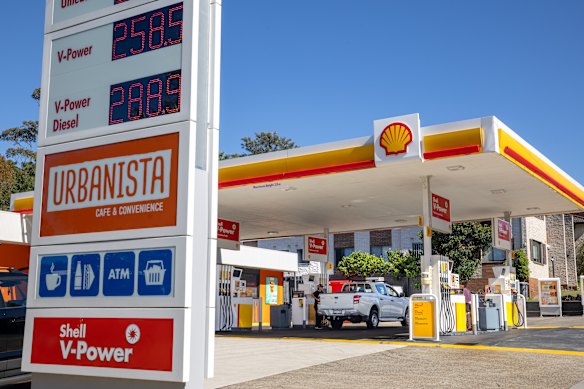 Orang mengisi bahan bakar di pompa Shell di Croydon, yang menjual diesel termurah di Sydney pada hari Rabu seharga 288.9¢ per liter.