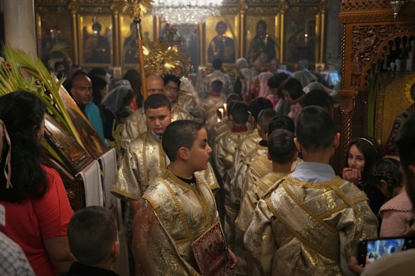 Os cristãos palestinos participam de uma missa de domingo de palmeira na Igreja Ortodoxa Grega de São Porphyrius, na cidade de Gaza, no domingo de palmeiras.