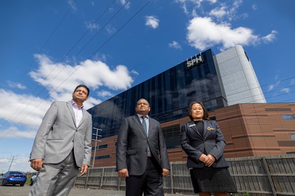 Assoc Prof Mahesh Jayaram,
Dr Rajiv Siotia and Joy Schaffner outside the new Sunshine Clinic.