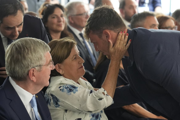 Ankie Spitzer saluda a Tom Reuveni