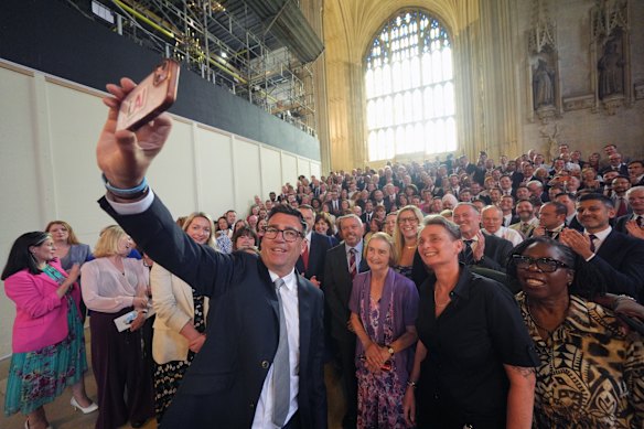 Andy Burnham si fa un selfie con i parlamentari laburisti nella Westminster Hall.
