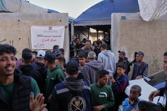 Uomini palestinesi si riuniscono davanti a un seggio elettorale per partecipare alle elezioni locali di sabato a Deir al-Balah, nel centro della Striscia di Gaza.