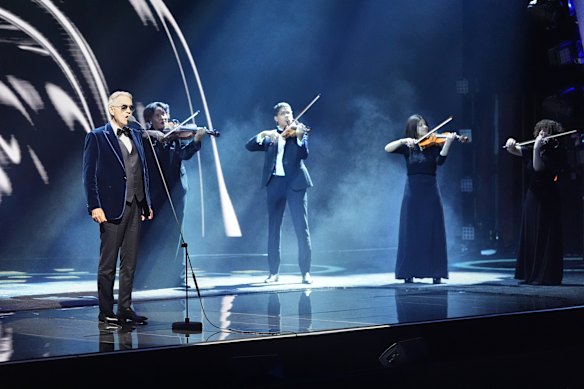 Andrea Bocelli apresenta o clássico da Copa do Mundo, Nessun dorma de Puccini.