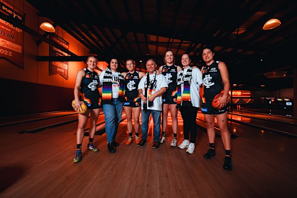 卡尔顿 AFLW 球员和卡尔顿骄傲队主席大卫·古尔德。