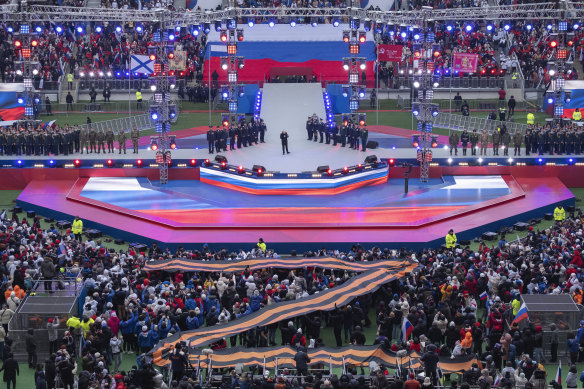 Moskova'daki Luzhniki Stadyumu'ndaki sahne.  Önünde, Rusya'nın Ukrayna'yı işgalinin resmi olmayan etiketi haline gelen bir Z.