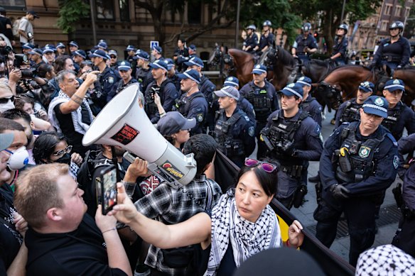 A deputada verde Jenny Leong na linha policial.