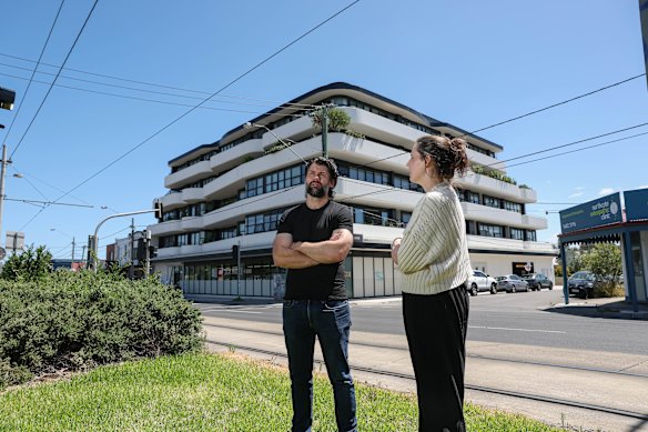 James e Sarah Patto do lado de fora de um prédio médio na St Georges Road, que se tornaria mais popular com sua proposta para o corredor.