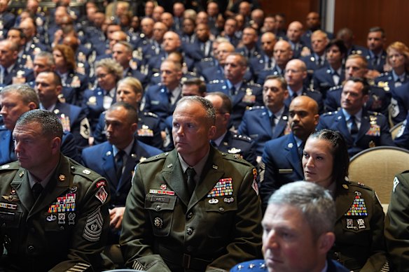 Enquanto Trump falava, os policiais estavam parecidos sem expressão.