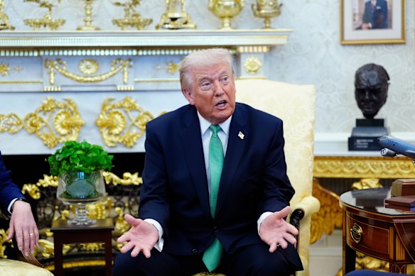 Trump nello Studio Ovale durante la notte.