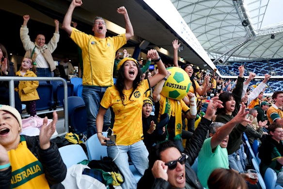 Os torcedores do Socceroos comemoraram a vitória da Austrália sobre a Turquia na estreia da Copa do Mundo.
