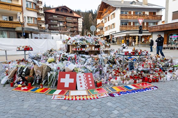 Candele, bandiere e fiori onorano le vittime dell'incendio del bar di Crans-Montana.