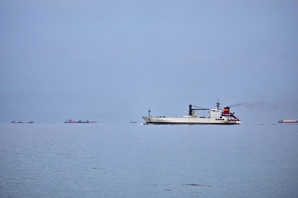 سفن في مضيق هرمز هذا الشهر. لقد تم مهاجمة أكثر من 20 سفينة في الممر المائي خلال حرب إيران.