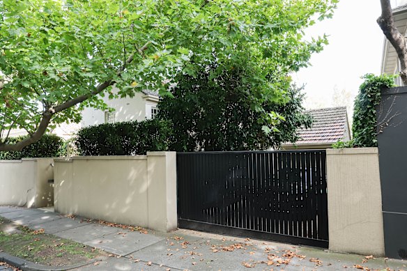 The Toorak house at the centre of two legal disputes last sold for $2.7 million.