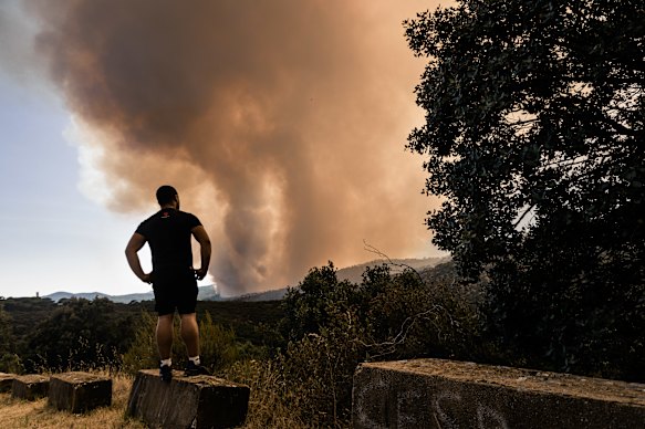 Un incendio divampa giovedì a San Martin de Valdeiglesias, in Spagna.