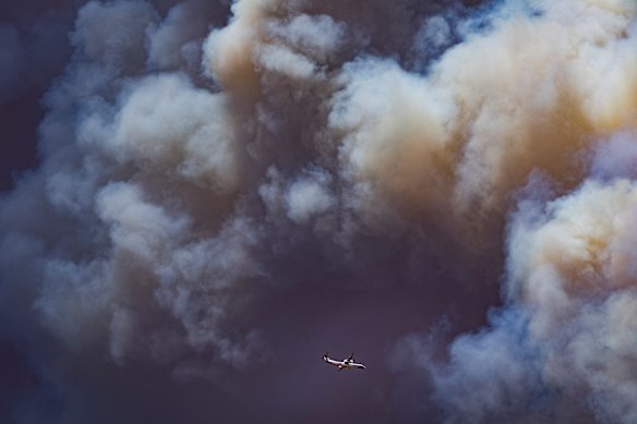 Uma aeronave de combate a incêndios cerca o incêndio em Longwood, em Victoria, enquanto as temperaturas aceleram as emergências de incêndio.