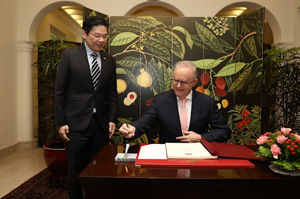 Lawrence Wong and Anthony Albanese sign an agreement on the supply of fuel to Australia. 