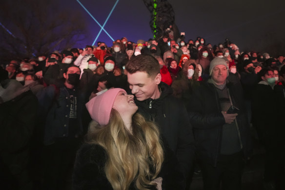 31 Aralık 2021'de Romanya'nın Bükreş kentindeki Yeni Yıl kutlamaları sırasında bir konsere katılan bir çift öpüşüyor.