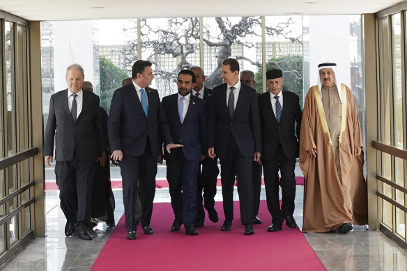 Sağdan üçüncü Suriye Devlet Başkanı Beşar Esad, Pazar günü Şam'da çeşitli Arap parlamentolarını temsil eden bir heyet ile bir araya geldi.