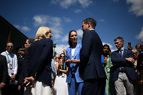Catherine, Princess of Wales speaks to Deborah Jevans, Chair of AELTC, and Tim Henman.