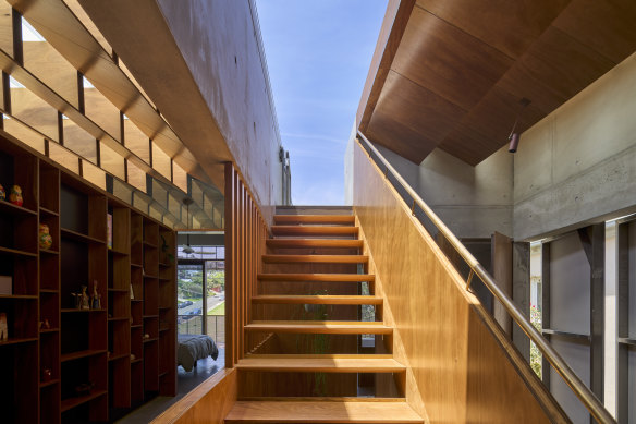 A light-filled
staircase leads to the roof terrace.