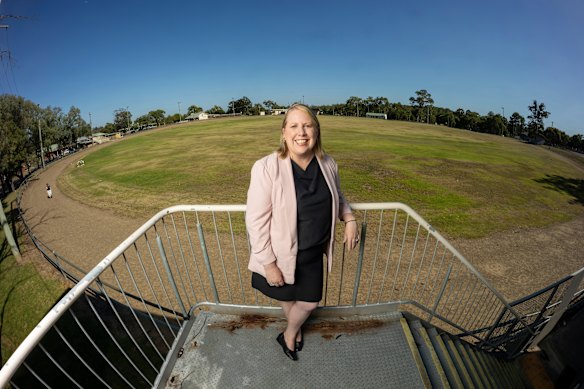 A prefeita do Conselho de Hills Shire, Michelle Byrne, está discutindo a ideia de usar o Castle Hill Showground como local para um novo estádio. 