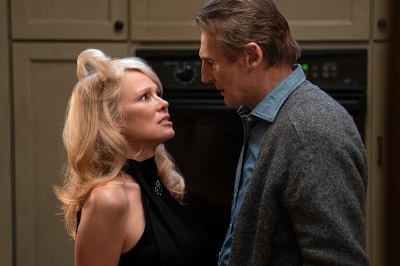  Pamela Anderson plays Beth Davenport, a crime novelist, who teams up with Liam Neeson’s Frank Drebin. 