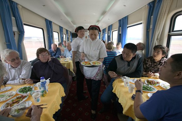 A typical older-style dining Chinese train dining car on the Qingzang/Qinghai-Xizang route, the world’s highest railway.
