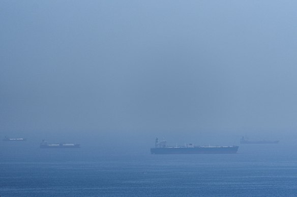 ناقلات وناقلات غاز راسية في مضيق هرمز.