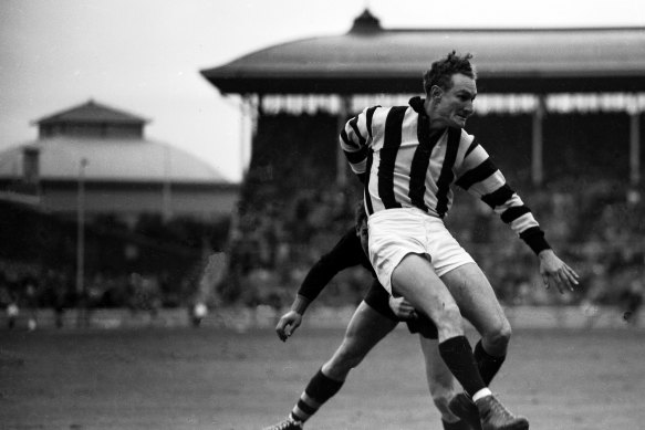 Collingwood and Richmond played some 'fierce, red-blooded football' at the SCG in 1952.