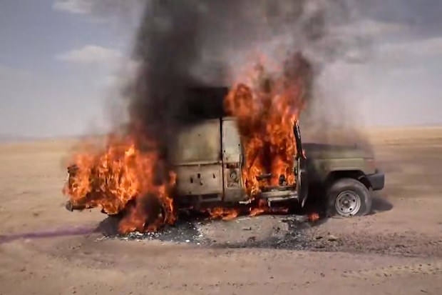 Yemen'in Husi isyancılarının medya kolu tarafından yayınlanan bir videodan alınan bu görüntü, Husi'lerin Suudi destekli güçlere yönelik bir saldırı gerçekleştirdiğini gösteriyor.