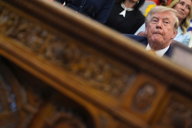Donald Trump Oval Ofis'te soruları yanıtlıyor.