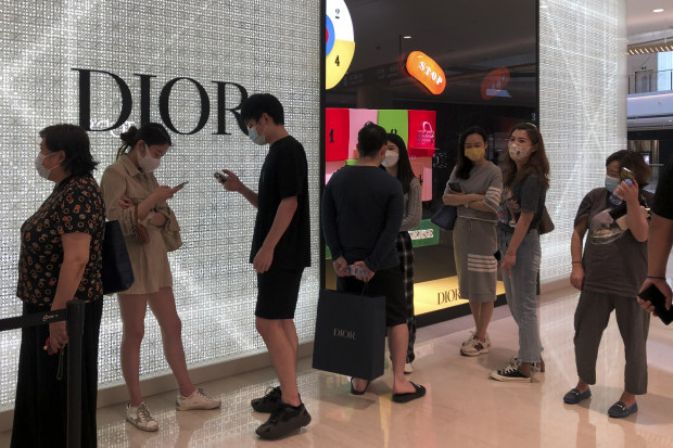 Fewer luxury shoppers but bigger spenders as Chinese return to Europe - The  Japan Times