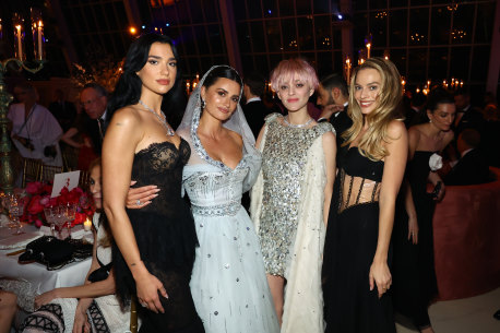 Inside the gala the celebs are hanging out. Dua Lipa (after a dress change), Penélope Cruz, Marion Cotillard and Margot Robbie pose inside.