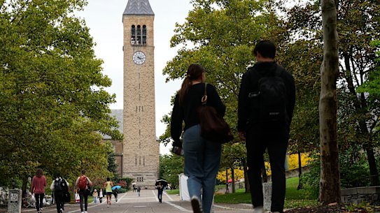 I pedoni camminano nel campus della Cornell University.